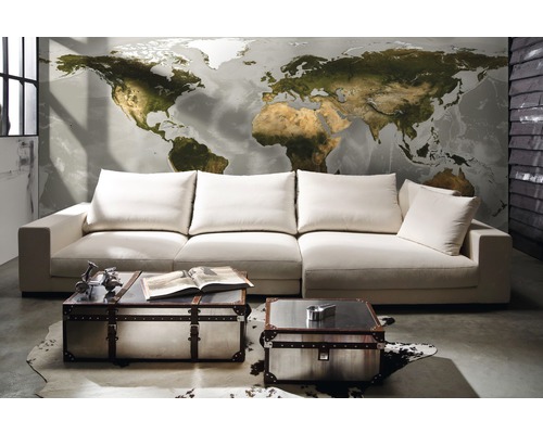 Wohnzimmer mit Sofa, Couchtischen im Truhenstil und Weltkarten-Tapete