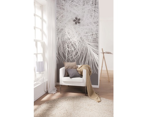 Salon avec papier peint photo, fauteuil, coussins et tapis