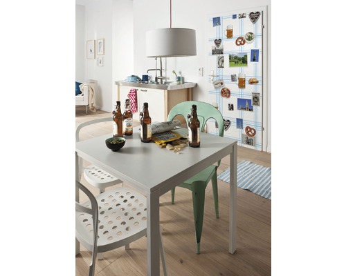 Pièce lumineuse avec table à manger, chaises, boissons et collations pour une ambiance détendue.