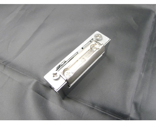 Türöffner aus Metall mit Schrauben