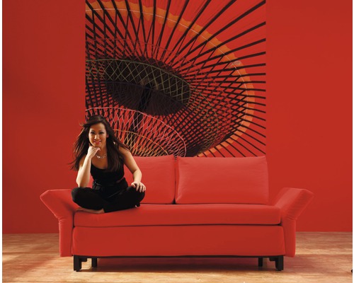 Canapé rouge avec personne devant une peinture murale