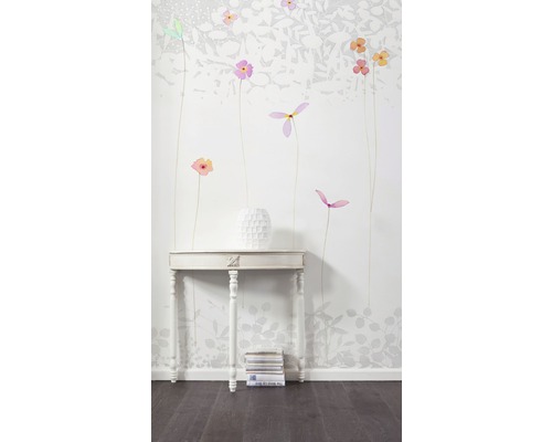 Dekoratives Interieur mit blumiger Wandtapete, Konsole und weisser Vase