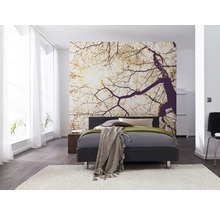 Chambre moderne avec lit, grande peinture murale et tapis