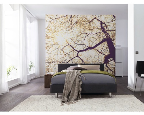 Chambre moderne avec lit, grande peinture murale et tapis