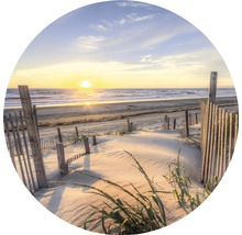 Strandweg mit Zaun und Sonnenaufgang