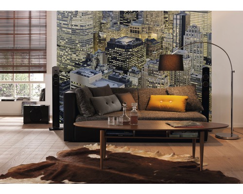 Wohnzimmer mit Sofa, Tisch, Stehlampe und Fototapete mit Stadtansicht