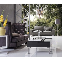 Salon avec canapé, fauteuil, table basse et lampadaire devant un papier peint forêt