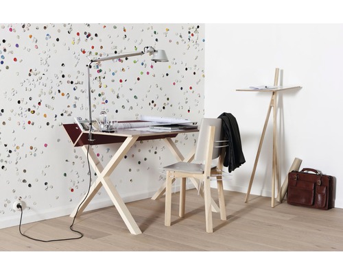 Bureau avec bureau, chaise, lampadaire, lampe de bureau et décoration