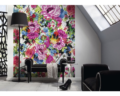 Pièce lumineuse avec papier peint à motifs floraux, lampadaire et mobilier