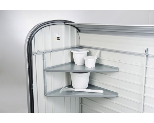 Ensemble d'étagères d'angle biohort StoreMax pour taille 120 et 160 54x54 cm Coin d''un abri de jardin avec deux étagères triangulaires contenant des outils de jardinage