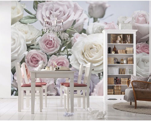 Salle à manger avec papier peint à fleurs, table à manger et bibliothèque