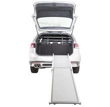 Vue arrière d''une voiture avec hayon ouvert, grille pour chien et rampe pour chien