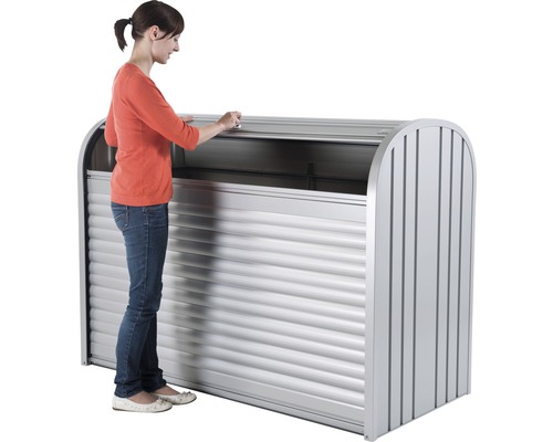 Femme ouvrant un conteneur à ordures métallique avec volet roulant