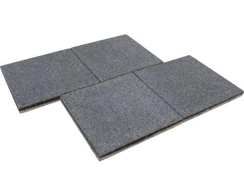 Quatre dalles de terrasse grises en pierre