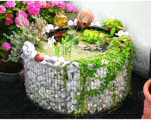 Module bassin surélevé bellissa Ø 92 x 40 cm, mini bassins env. 160 litres Bassin de jardin rond avec mur en gabion, rempli de pierres blanches, planté de plantes aquatiques et entouré de fleurs.