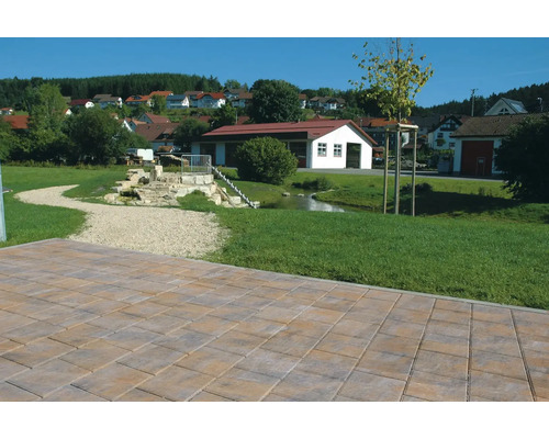 Aussenbereich mit Pflastersteinen, Kiesweg und Gartenanlage