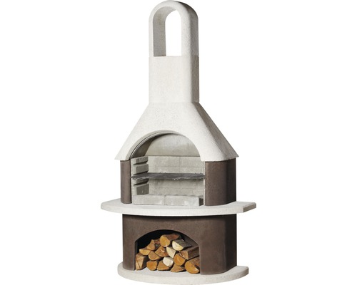 Gemauerter Grillkamin mit Holzscheiten