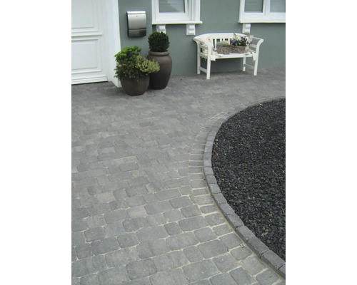 Aussenaufnahme eines Hauses mit gepflastertem Gehweg und Zierkies