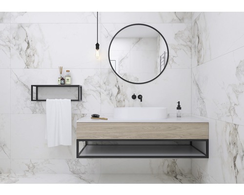 Salle de bains moderne avec carrelage en marbre, meuble-lavabo avec vasque à poser, miroir rond et étagère