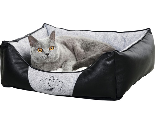 Chat dans un lit pour animaux en cuir synthétique avec motif de couronne