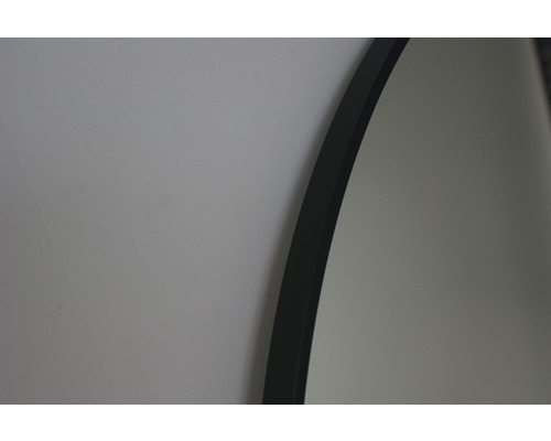 Vue détaillée d''un miroir rond avec cadre