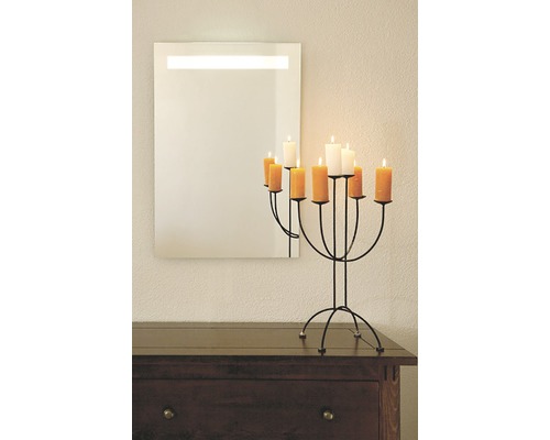 Miroir avec éclairage et chandelier sur une commode