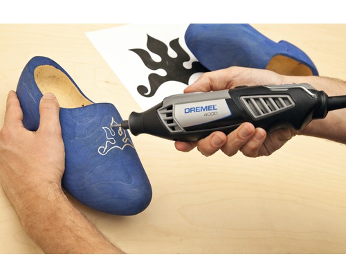 Outil multifonction Dremel 4000 pour la gravure d''un sabot en bois