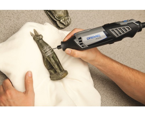 Outil multifonction Dremel 4000 gravant une figurine de chat