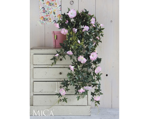 Liseron artificiel avec des fleurs roses dans un pot sur une armoire