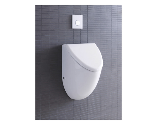 Weisses Urinal mit Spültaste an grauer Wand