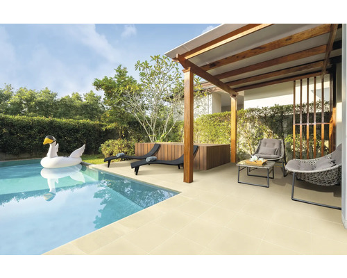 Extérieur avec piscine, chaises longues, coin salon et cygne gonflable