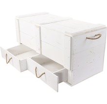 Weisse Holzkiste mit zwei offenen Schubladen und Seilgriffen