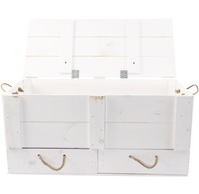 Geöffnete, weisse Spielzeugkiste aus Holz mit Seilgriffen