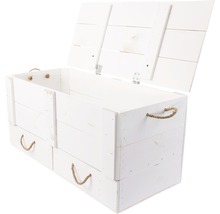 Geöffnete weiße Holzkiste mit Seilgriffen