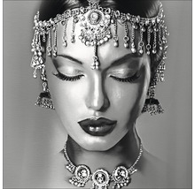 Femme portant des bijoux de tête, des boucles d''oreilles et un collier