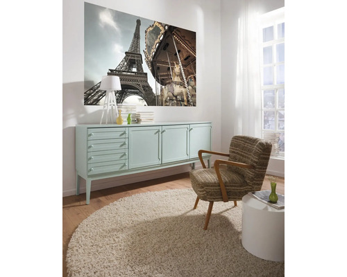 Salon avec buffet, fauteuil, tapis et peinture murale avec motif de la Tour Eiffel