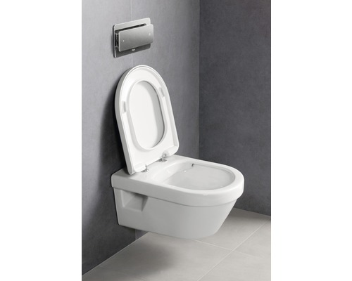 Wandhängendes WC mit offenem Spülrand und Betätigungsplatte im Badezimmer