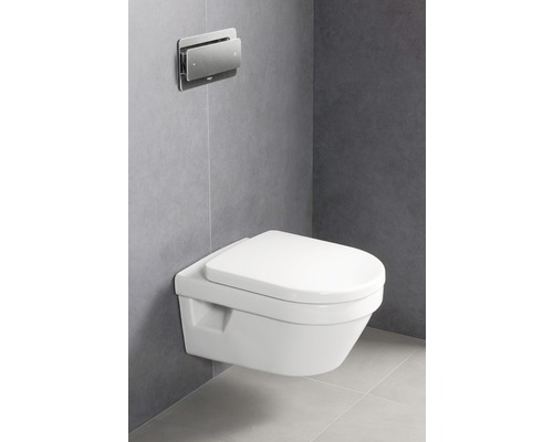 Wand-Tiefspülklosett mit Betätigungsplatte im Badezimmer