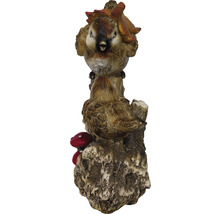 Dekorative Gartenfigur mit Vogelpaar und Pilzen auf einem Baumstumpf