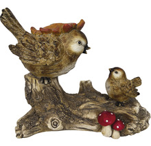 Dekorative Vogelfiguren auf einem Ast mit Pilzen