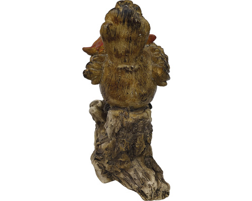 Gartenfigur eines Huhns auf Baumstumpf