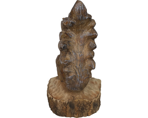 Holzfigur in Form eines Tannenzapfens auf einem Sockel