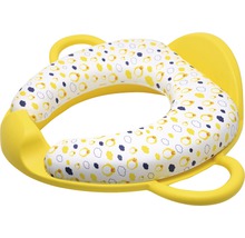 Gelber Toilettensitzverkleinerer mit Griffen und Muster