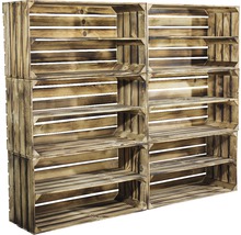 Gestapelte Holzkisten als Regalsystem