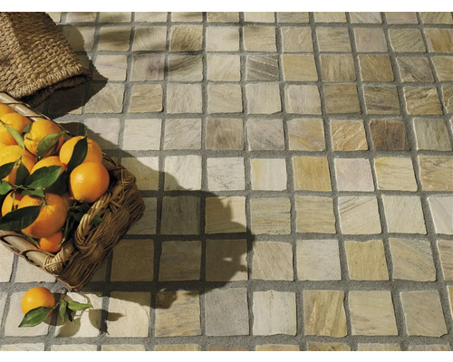 Sol carrelé avec des carreaux carrés et un panier d''oranges