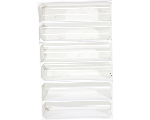 Drei weisse Holzkisten gestapelt