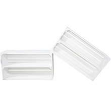 Zwei weisse Holzkisten als Aufbewahrungslösung