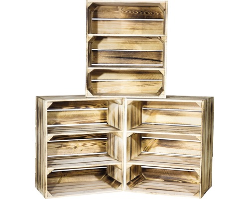 Drei Holzkisten als Regale gestapelt