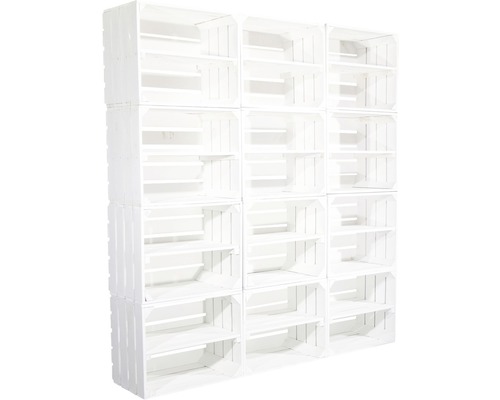 Regal aus mehreren weißen Holzkisten