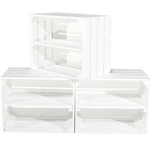 Drei weisse Holzkisten als Regalsystem